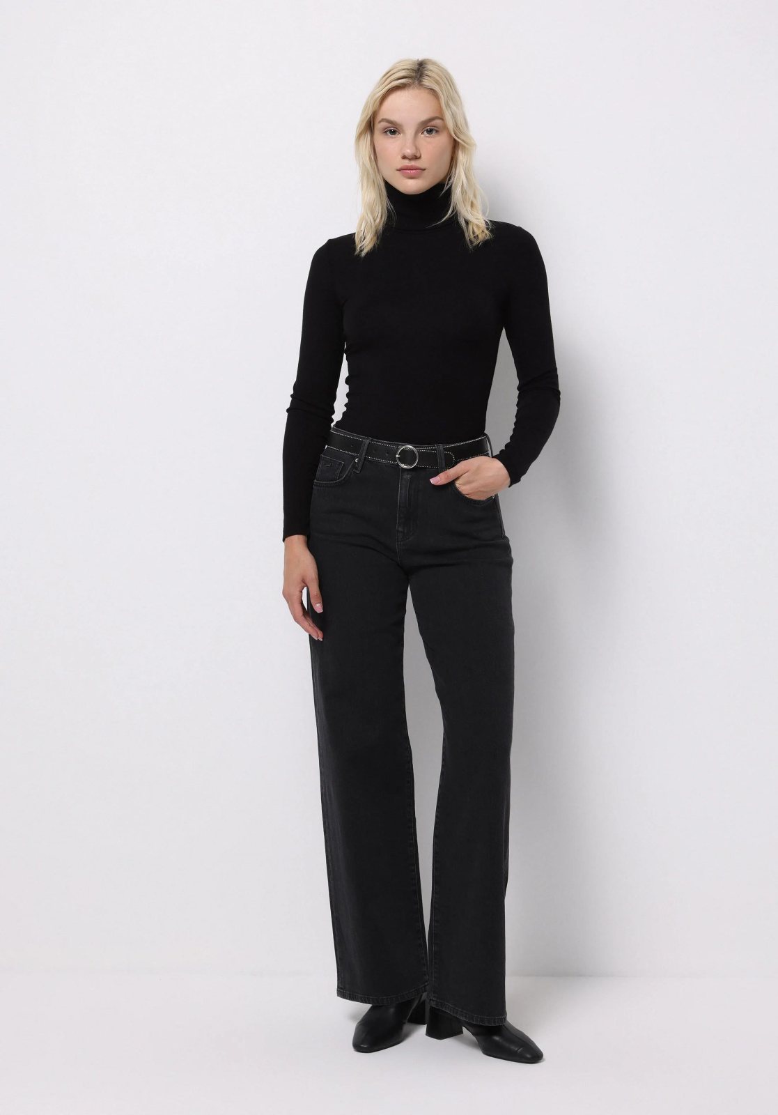 Colins 970 Berry Women’s Jeans, High-Rise Straight Leg Regular Fit