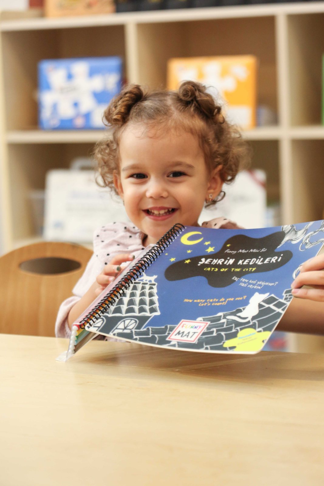 Akademi Çocuk Funny Mat Mini Set Şehrin Kedileri Kalemli Tekrar Kullanılabilir Boyama Matı Seti