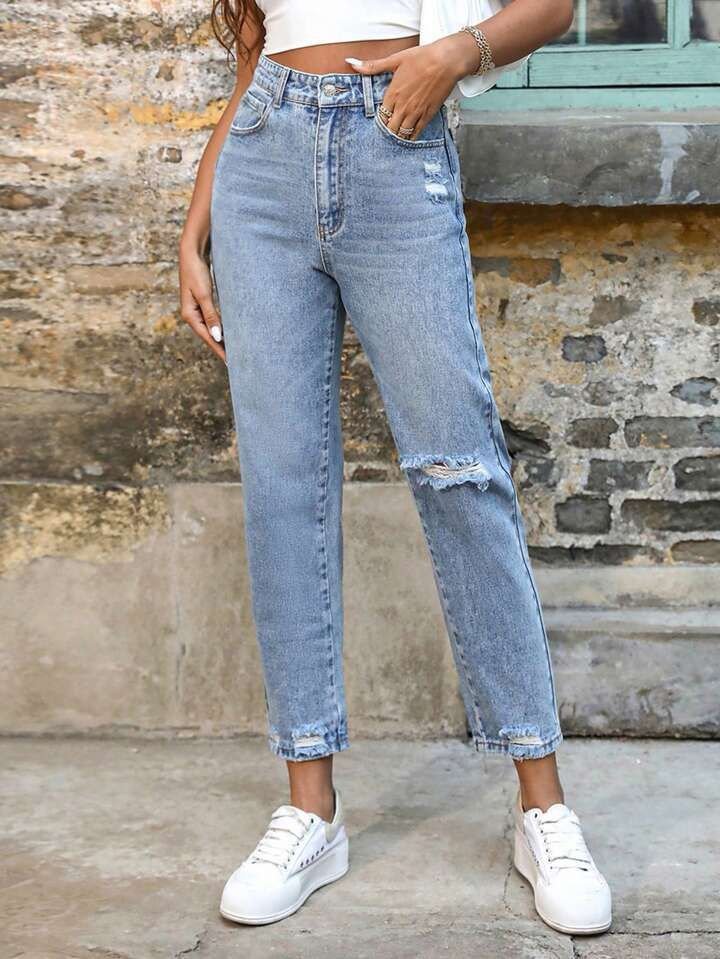 Kadın Açık Mavi Yırtık Mom Fit Kot Pantolon